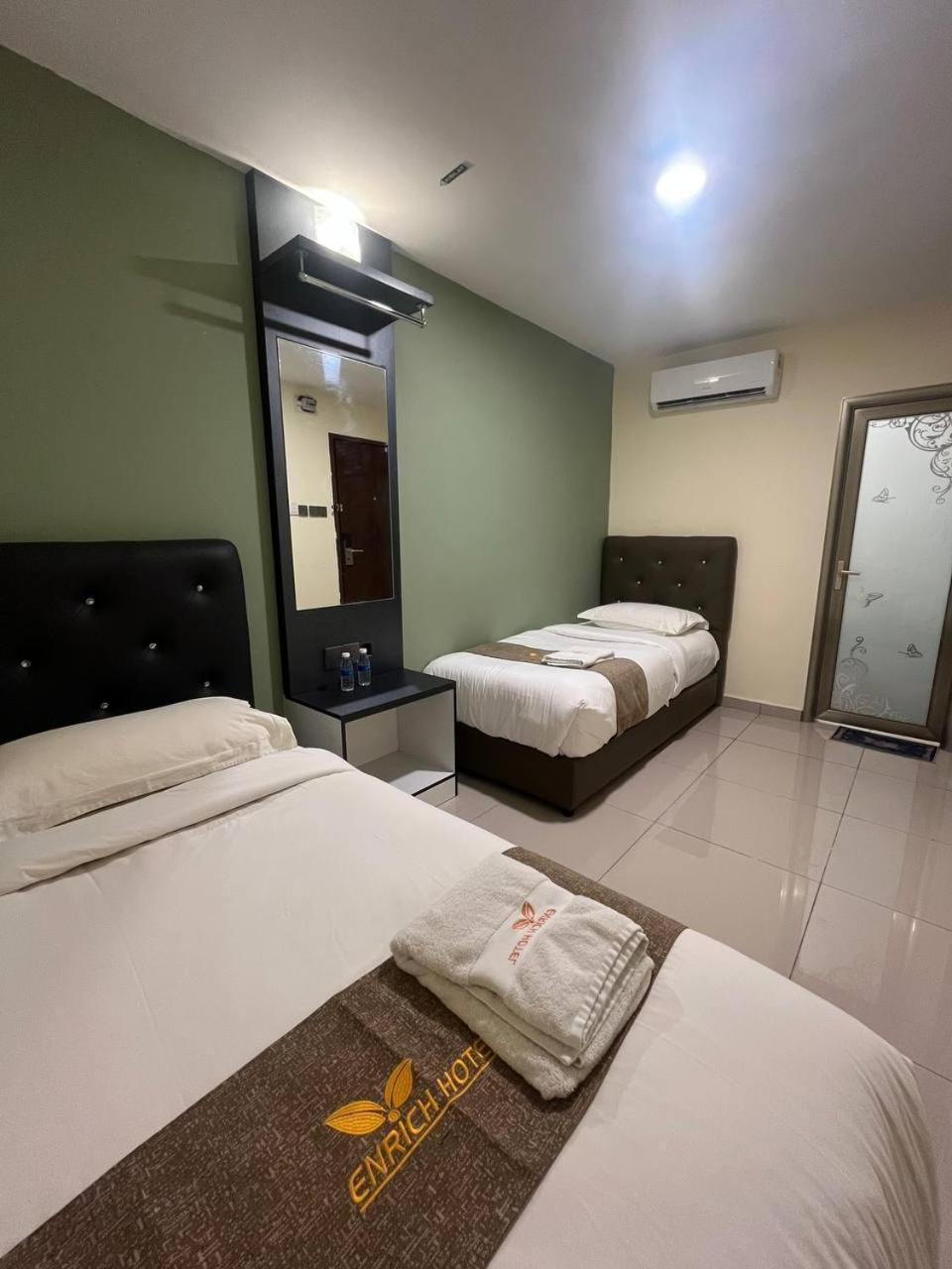 Hotel Enrich Setia Alam By Ubook Shah Alam